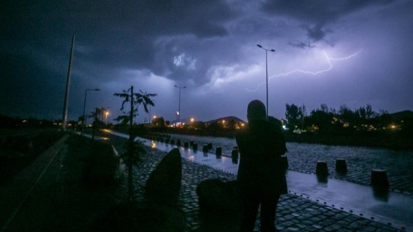 Alerta Temprana por "tormentas eléctricas" en diez comunas de la RM
