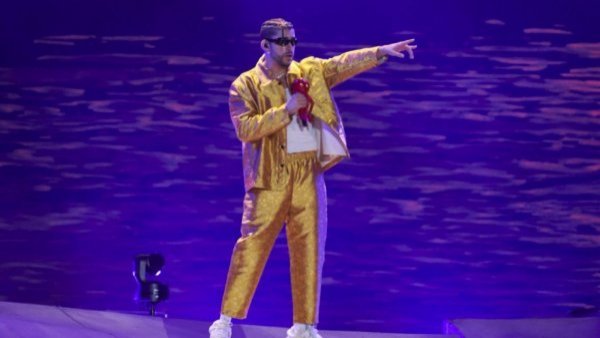 ¿Efecto de lanzar celulares de fanáticas?: Bad Bunny baja popularidad en Spotify
