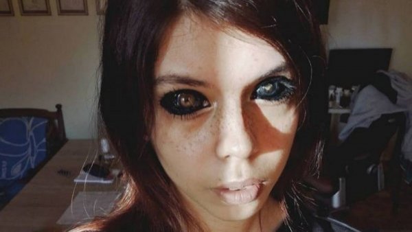 "Daño irreparable": modelo se tatuó los ojos para ser como famoso rapero, pero quedó ciega
