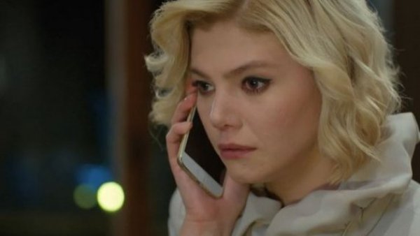 Demet llega a casa de Ferit muy angustiada
