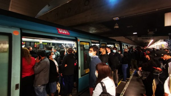 Metro suspende servicio en 7 estaciones de Línea 5 por persona en la vía
