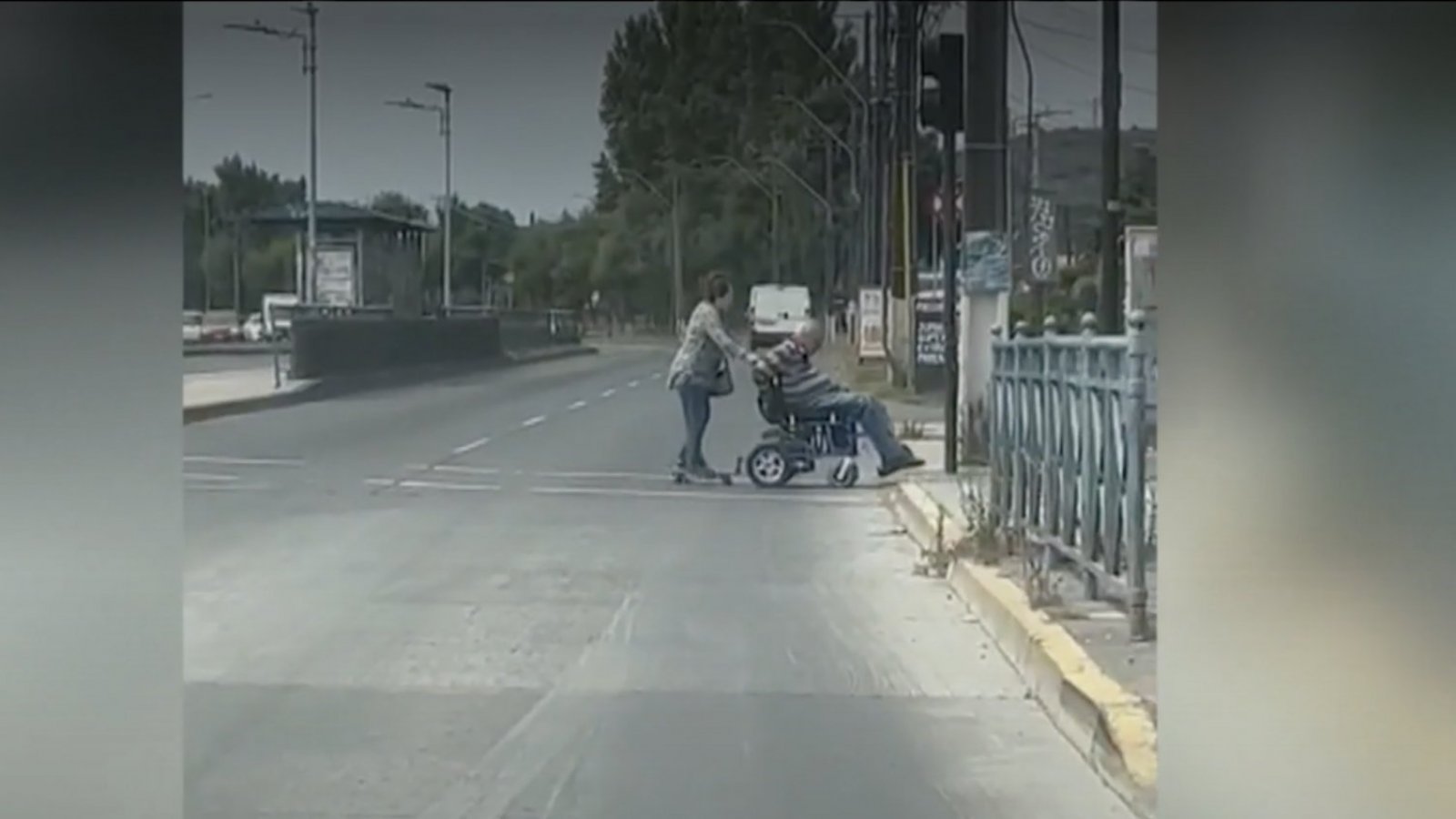 "El amor sí existe": Pareja revoluciona las redes sociales con su transporte motorizado

