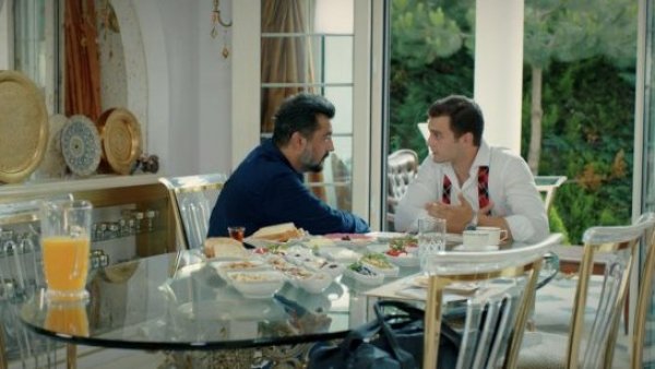 Akif busca un nuevo socio
