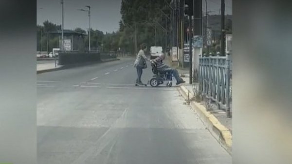 "El amor sí existe": Pareja revoluciona las redes sociales con su transporte motorizado
