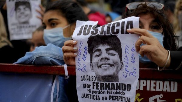 "Fue un accidente": la defensa del club donde jugaban rugbistas acusados de matar a joven en Argentina
