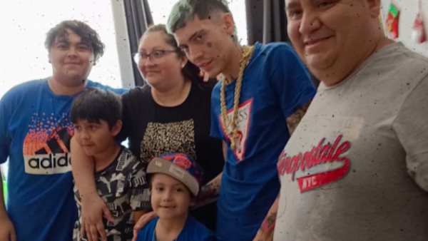 Marcianeke se reúne con pequeño admirador que sufre una compleja enfermedad
