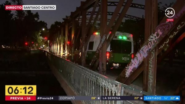 Hombre es lanzado al río Mapocho desde el puente Purísima y queda con riesgo vital
