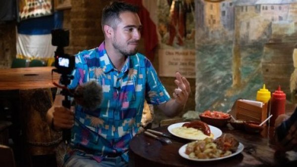 Longanizas, películas y podcasts: Así es la cobertura de #NosVamosDeVlog en el Festival de Cine de Ñuble
