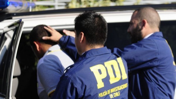 Sujeto llamó a su hijo para confesar femicidio: apuñaló 44 veces a pareja
