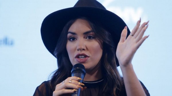 Lali Espósito cuestiona críticas a Shakira: "No los veo rasgando investiduras con canciones misóginas"
