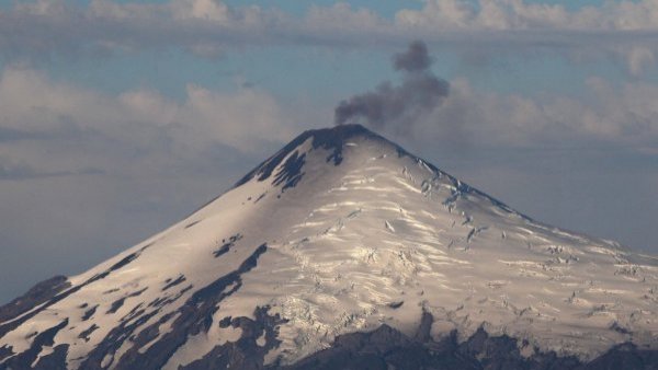 Cuatro comunas mantienen alerta amarilla tras inestabilidad del volcán Villarrica
