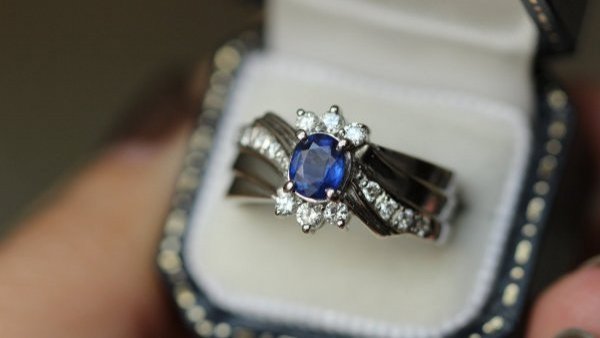 ¿Dividir los gastos para todo? Hombre le pide a su novia que pague la mitad del anillo de compromiso
