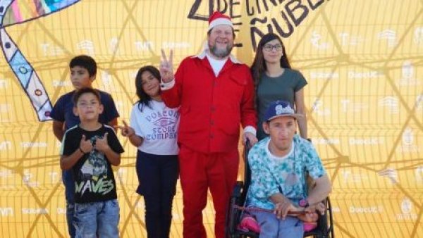 Cine Ñuble 4: Rodrigo "Guatón" Salinas presenta la película "Un like de Navidad" en la periferia de Chillán
