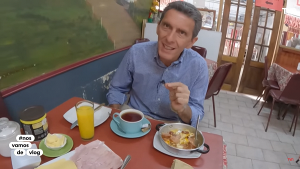Alcalde de Chillán enseña a tomar el "desayuno de campeones" de la ciudad: Huevos con longaniza
