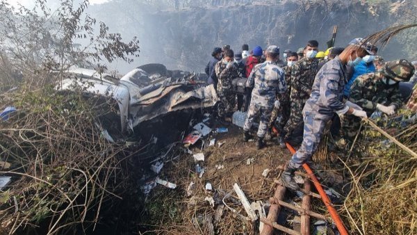 Hallan cajas negras de avión que se estrelló en Nepal

