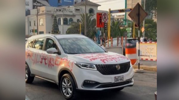 "Cobarde, no sabías Excel": rayan camioneta de persona que mintió en su currículum
