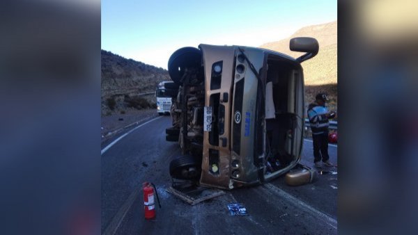 Al menos 2 muertos y 28 heridos tras volcamiento de bus en ruta que une Huara con Colchane

