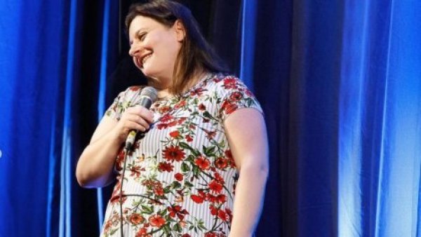 Conoce a Laila Roth, una de las comediantes confirmadas para Viña 2023
