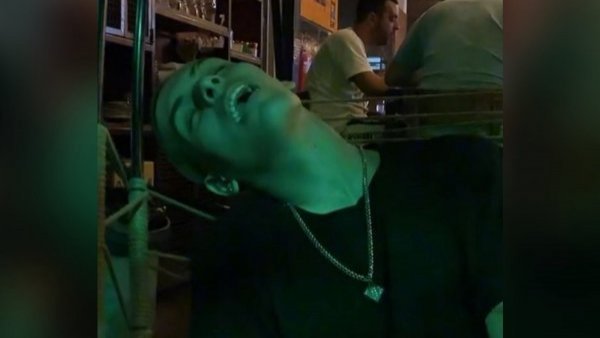 "No sé qué hacer": joven se durmió en plena cita con su novia en un bar
