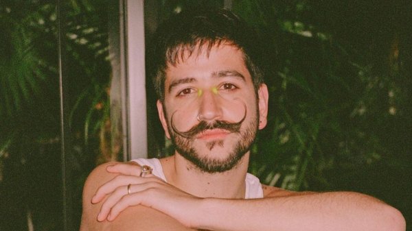Es otra persona: así se ve Camilo sin su característico bigote
