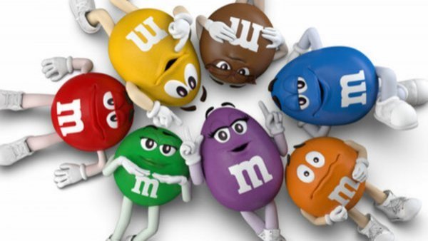 "Unos zapatos pueden ser polarizantes": M&M anuncia "pausa indefinida" en sus icónicas animaciones
