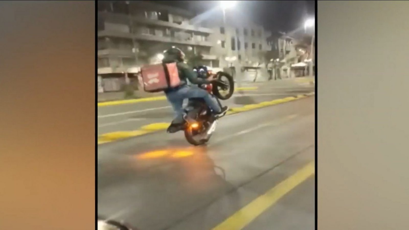 ¿Cómo denunciar? Viralizan serie de estúpidas acrobacias de irresponsables motociclistas a alta velocidad
