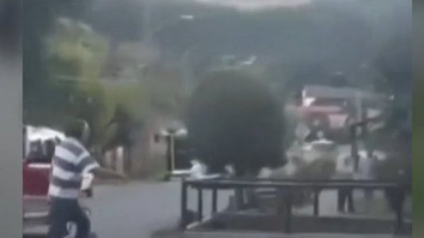 Sujeto usó una motosierra para amenazar a chofer tras choque en Panguipulli
