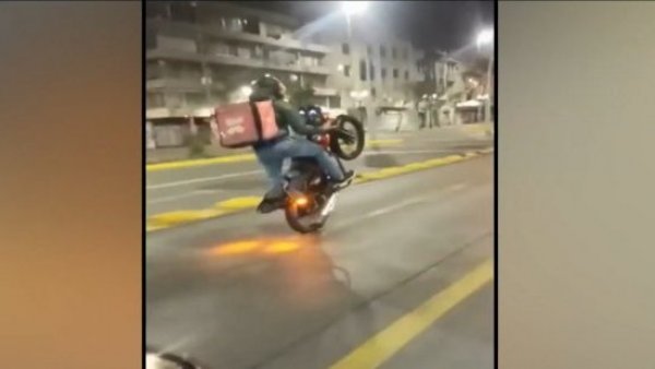 ¿Cómo denunciar? Viralizan serie de estúpidas acrobacias de irresponsables motociclistas a alta velocidad
