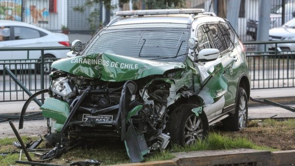 Dos carabineros quedan lesionados tras choque de patrulla en Puente Alto
