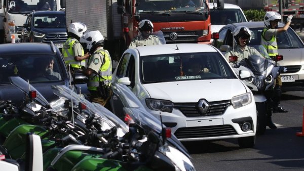 Conductores arriesgan suspensión de licencia de conducir: autos nuevos deberán ser entregados con patente instalada
