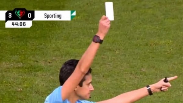 Por primera vez mostraron la tarjeta blanca en un partido: ¿Qué significa y para qué sirve?

