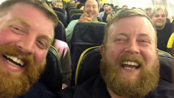 Se equivocó de asiento y encontró a su doble en el avión
