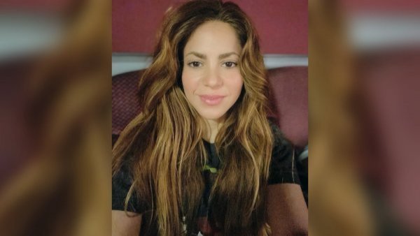 "Las mujeres facturan": el polerón que Shakira usó en su balcón
