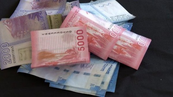 "Sobra mes, falta sueldo": Los problemas económicos de las familias para costear gastos
