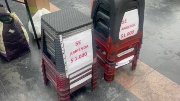 Para la espera del servicio: Hombre arrienda sillas afuera del Registro Civil
