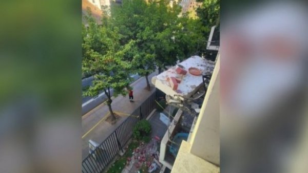 Derrumbe de balcón pone en alerta a vecinos de edificio de Providencia
