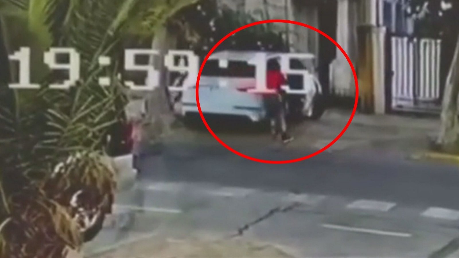 Violenta encerrona en Ñuñoa: intimidan a mujer con pistola para robarle su auto
