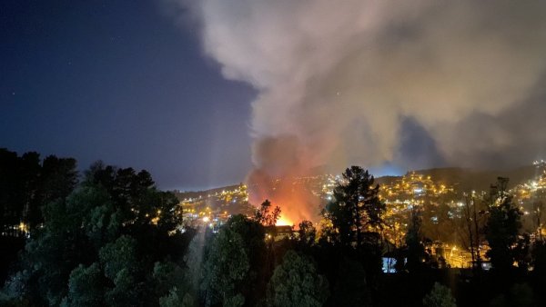 Incendio deja al menos siete viviendas destruidas en cerro de Valparaíso
