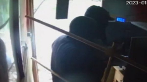 Grave daño a la comunidad: Delincuentes saquean radio de Pichilemu
