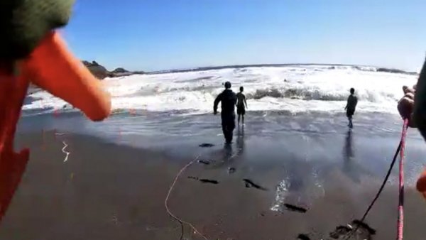 Armada rescata a surfista en desembocadura del río Biobío: fue multado por "imprudencia temeraria"
