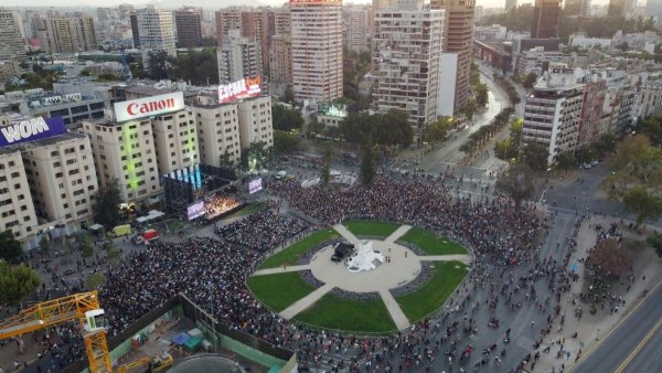 Plaza Baquedano: Más de 5 mil personas disfrutaron concierto sinfónico por aniversario de la U. de Chile
