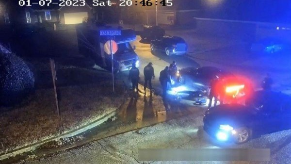 Registro impactante: liberan video de joven afroamericano que murió apaleado por 5 policías
