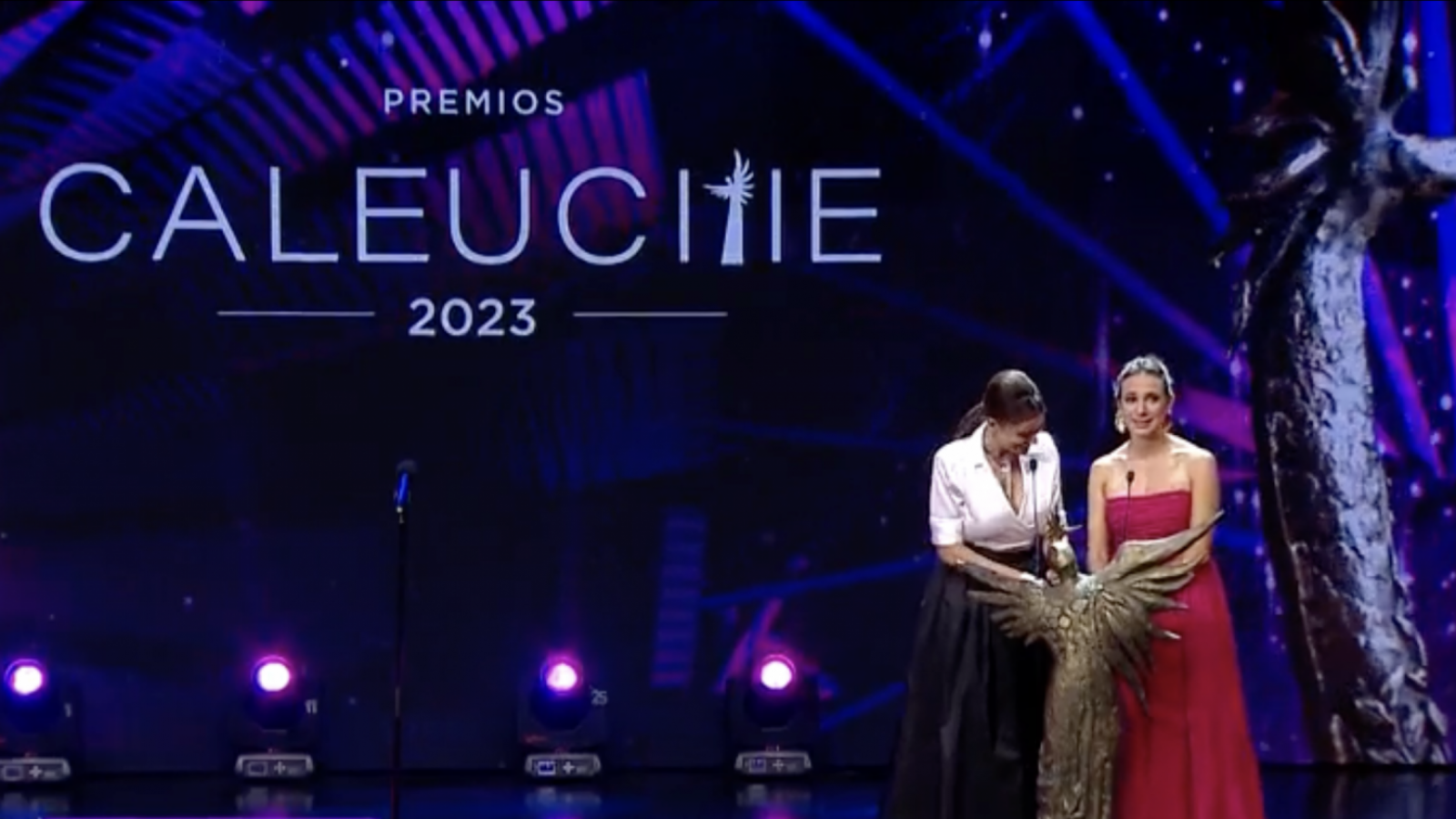 Inclusión, trayectoria y reconocimientos: Así fue exitosa ceremonia de los Premios Caleuche 2023
