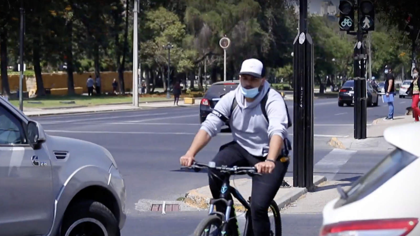 La tensa convivencia vial entre conductores y ciclistas
