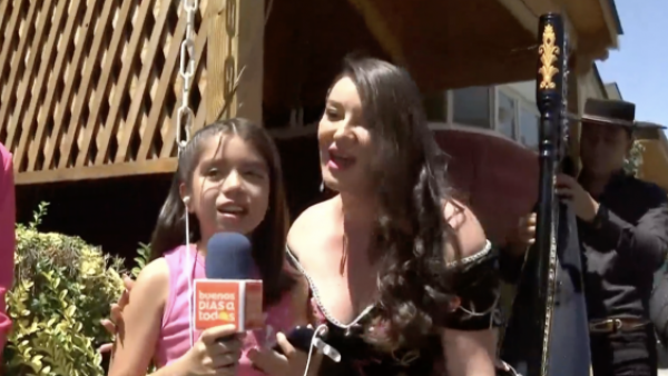 ¡Bello momento! Isidora se encuentra con su grupo favorito, Entremares
