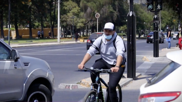 La tensa convivencia vial entre conductores y ciclistas
