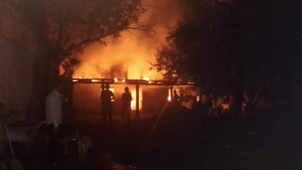 Ahora viven en galpón: casa se incendió mientras festejaban los 15 años de su hija en Argentina
