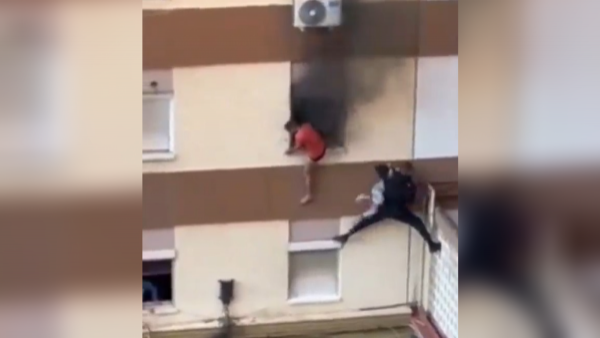 VIDEO: trepó por edificio para rescatar a familia y se convirtió en "héroe"

