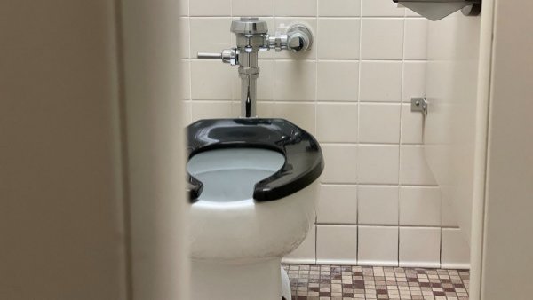 Madre no deja que su hijo de 7 años vaya solo a baños públicos: "Puede haber alguien sospechoso"
