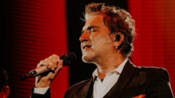 Saca los pañuelos y escucha las canciones más famosas de Alejandro Fernández
